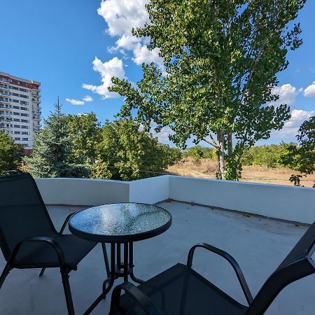 Horizon View Villa - Lakefront Terrace Suite Bucureşti Ngoại thất bức ảnh