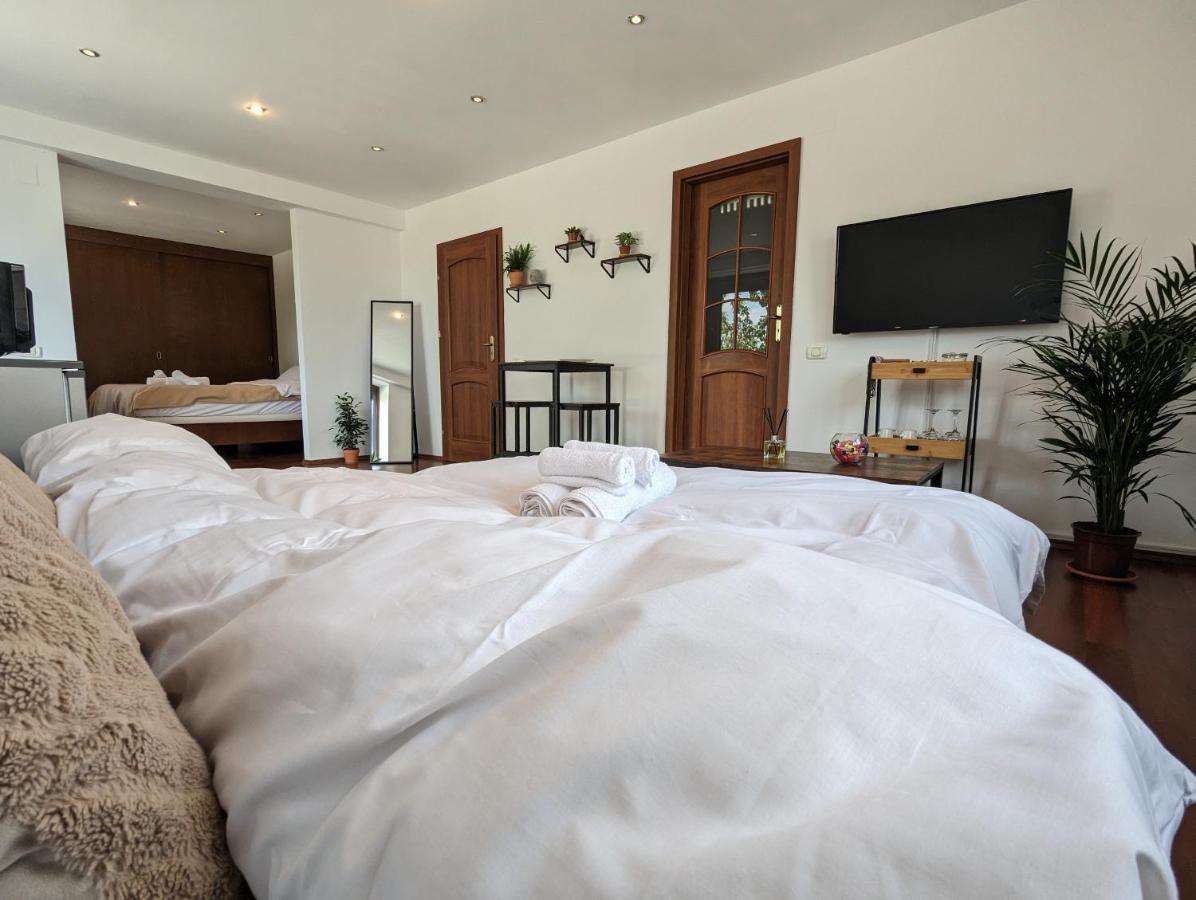 Horizon View Villa - Lakefront Terrace Suite Bucureşti Ngoại thất bức ảnh