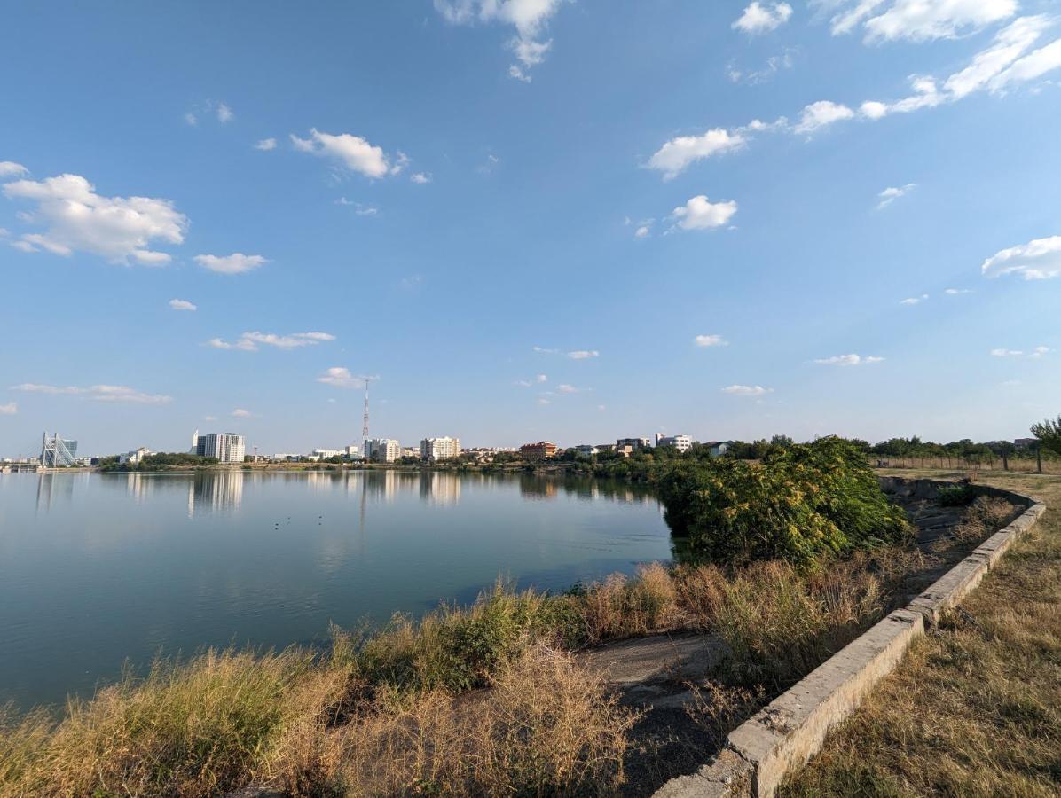 Horizon View Villa - Lakefront Terrace Suite Bucureşti Ngoại thất bức ảnh