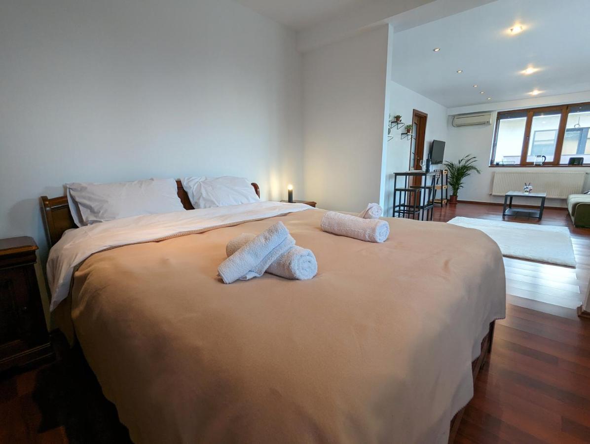 Horizon View Villa - Lakefront Terrace Suite Bucureşti Ngoại thất bức ảnh
