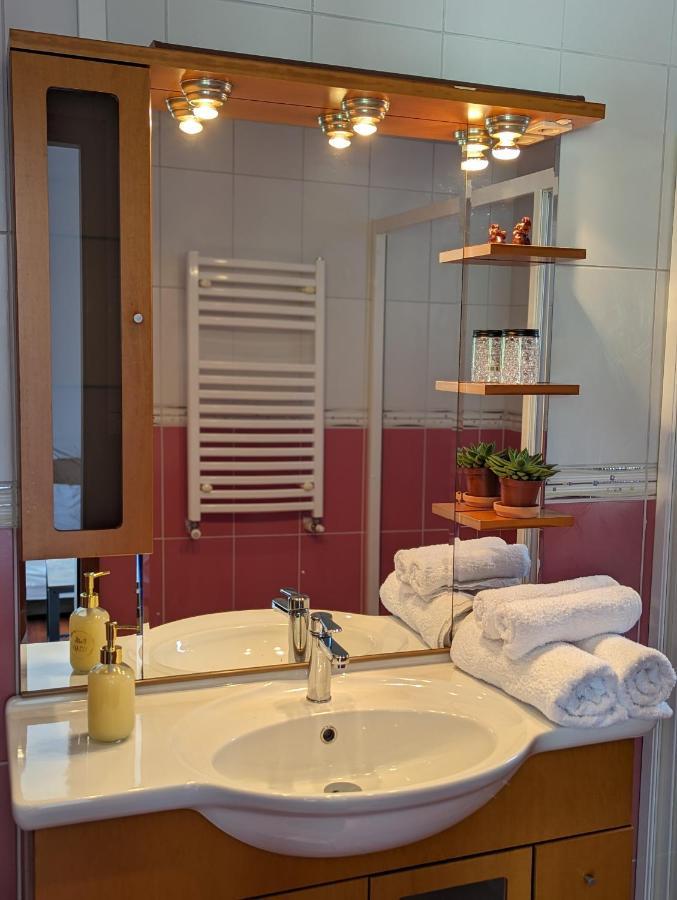 Horizon View Villa - Lakefront Terrace Suite Bucureşti Ngoại thất bức ảnh