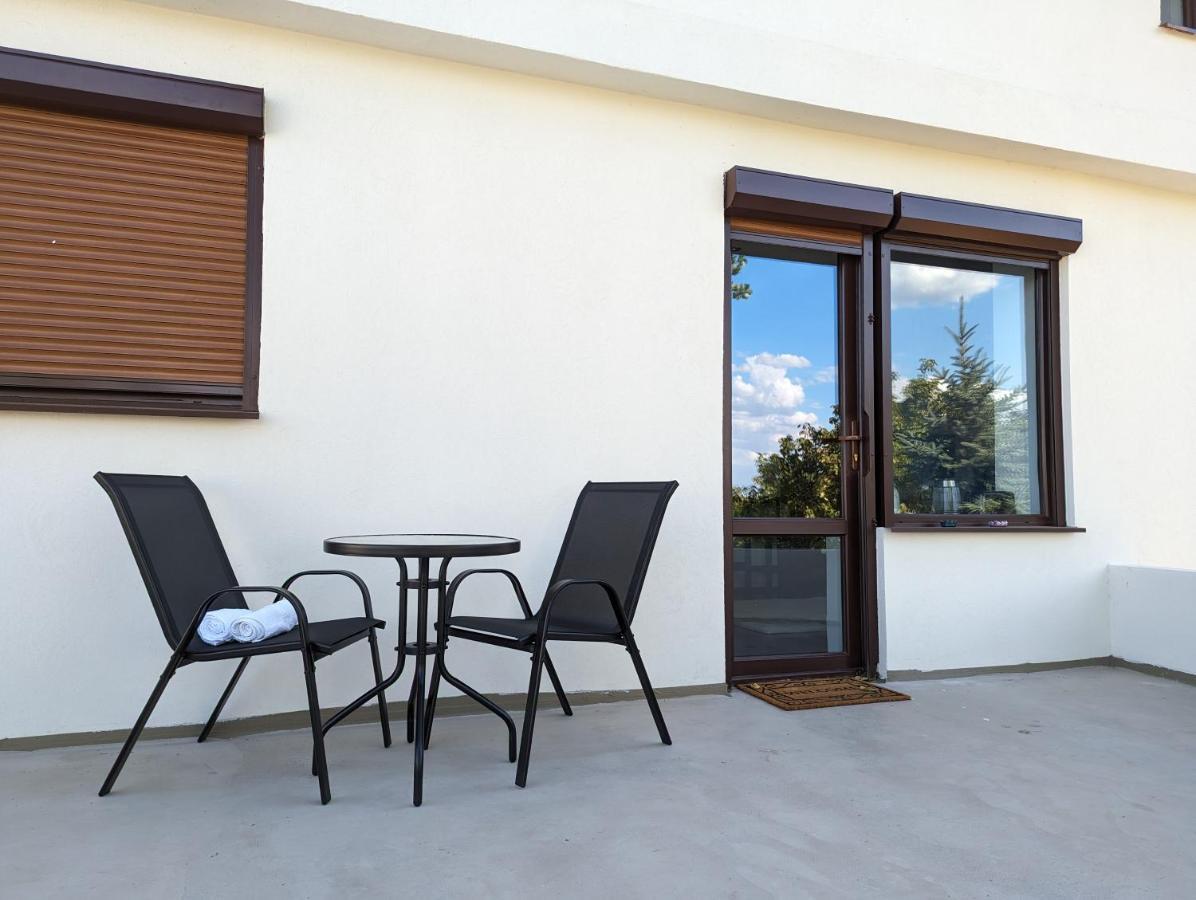 Horizon View Villa - Lakefront Terrace Suite Bucureşti Ngoại thất bức ảnh